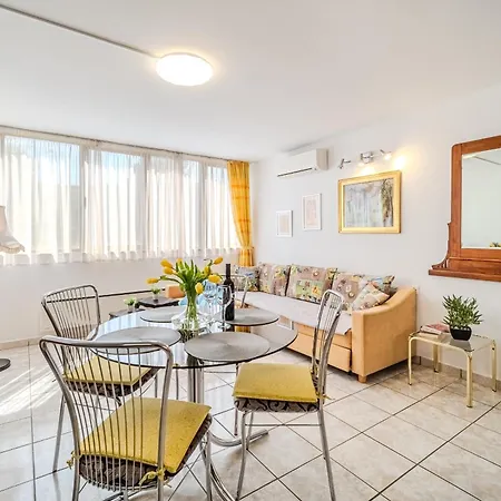 Pine Three - Centre Apartment